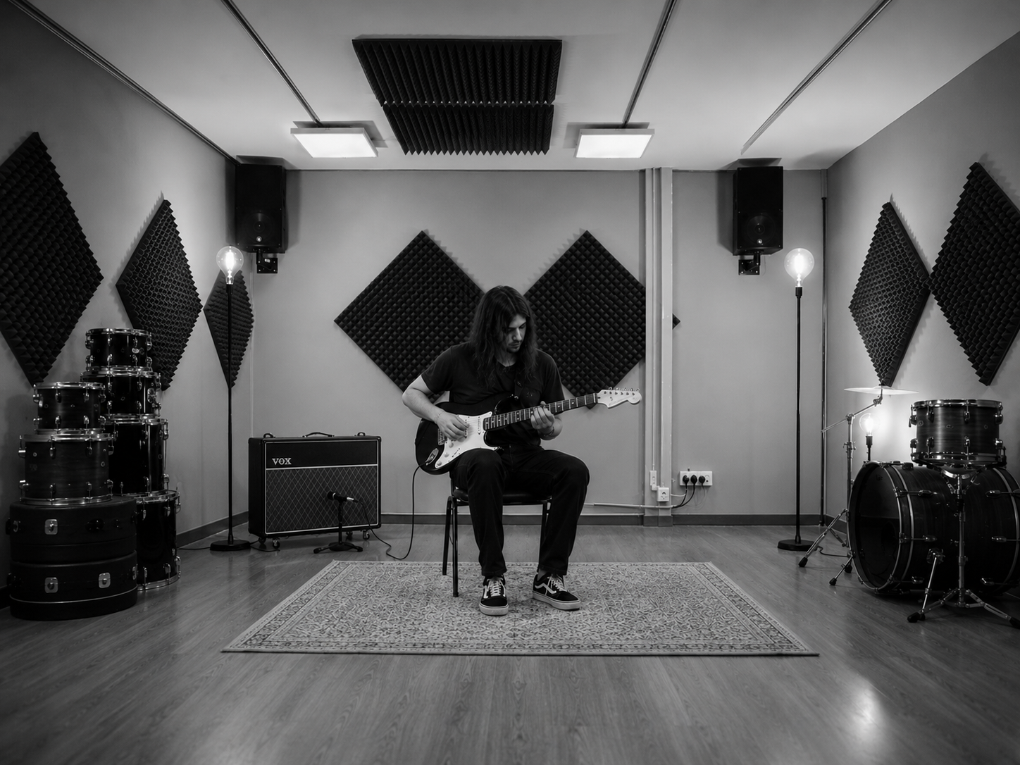 Guitarrista grabando una Stratocaster en 24/7 REC con amplificador Vox microfoneado en Irura