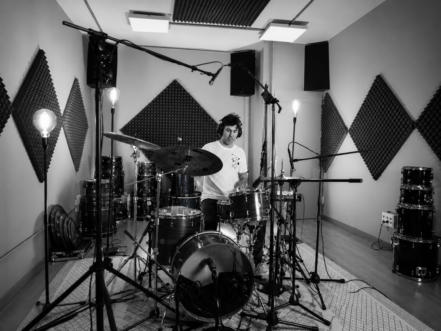 Oriol Flores grabando batería en el estudio 24/7 REC de Irura, Gipuzkoa
